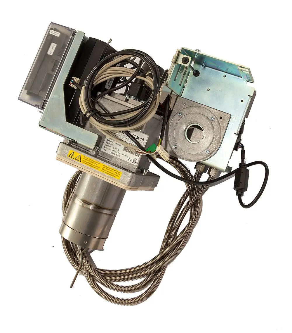 Daikin Blaubrenner mit verschiedenen Verbindungskabeln und einer Metalloberfläche, ausgestattet mit einem Motor und einer speziellen Messanordnung für Öl.